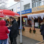 Langsam füllt sich der Platz vor dem Stand