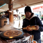 Der 2. Vorsitzende des TSV beim Crepes backen.