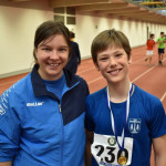 Johannes mit Trainerin, stolz nach seinem Sieg im Standweitsprung