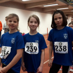 Dreimäderlhaus (Carolina, Chiara, Leonie) vor dem Standweitsprung