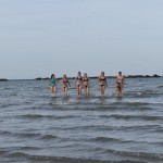 Abschließend springen einige Wagemutige ins gar nicht so kalte Wasser ...