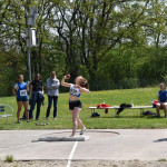 Corinna stößt die Kugel