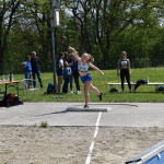 Amelie beim Kugelstoß