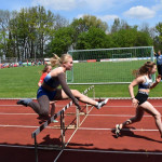 Corinna und Amelie gehen über die Hürden