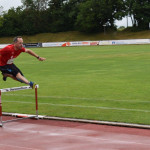 Jochen geht über die Hürde